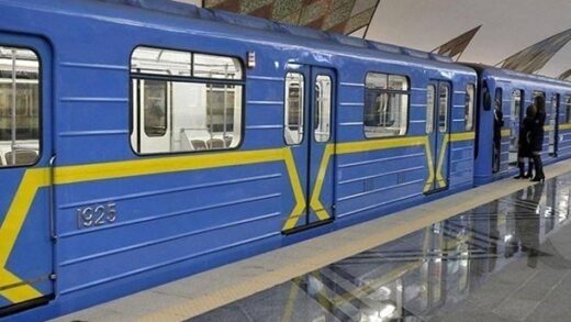 Новини Києва - У Києві людина впала на колії метро, змінено рух поїздів