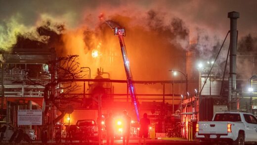 Новини світу - У США сталася масштабна пожежа на нафтопереробному заводі