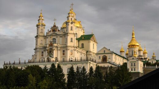 Новини України - В Почаївській лаврі проводять обшуки