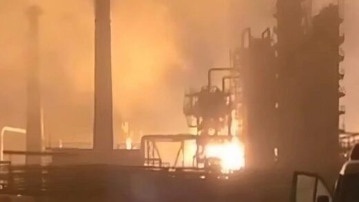 Новини бізнесу - ЗМІ: Дрони "зупинили" роботу великого НПЗ Росії