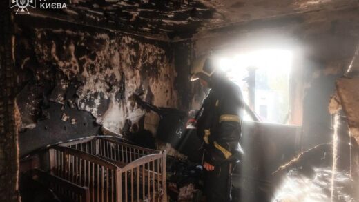 Новини Києва - Атака на Київ: рятувальник гасив власну квартиру