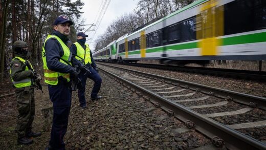 Новини світу - Диверсії в Польщі: в одного з затриманих виявили понад 40 паспортів РФ