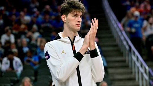 Новини спорту - Найвищий баскетболіст зіграв свій перший студентський матч