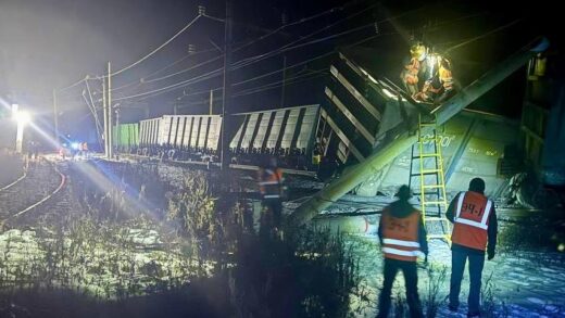 Новини світу - В Росії зруйновано залізничне полотно після сходження локомотиву