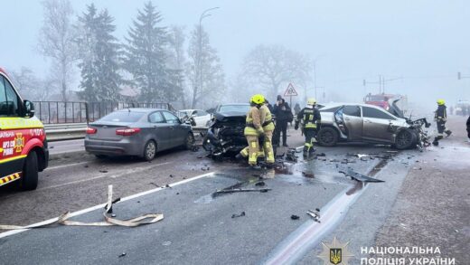 Новини України - Біля Рівного велике ДТП заблокувало трасу на Київ