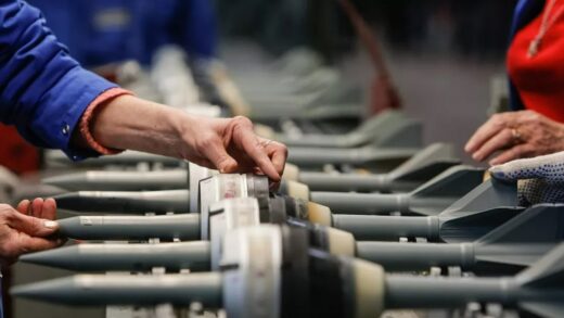 Новини світу - Росія вчетверо збільшила військові витрати з 2021-го - розвідка