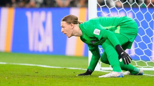 Новини спорту - Сафонов, граючи за ПСЖ, на пенальті зламав собі руку