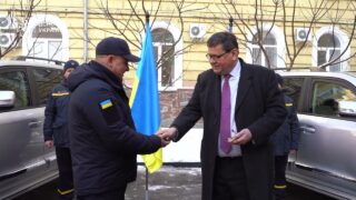 Велика Британія передала ДСНС України два броньовані автомобілі Toyota