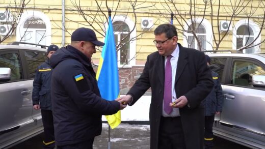 Велика Британія передала ДСНС України два броньовані автомобілі Toyota